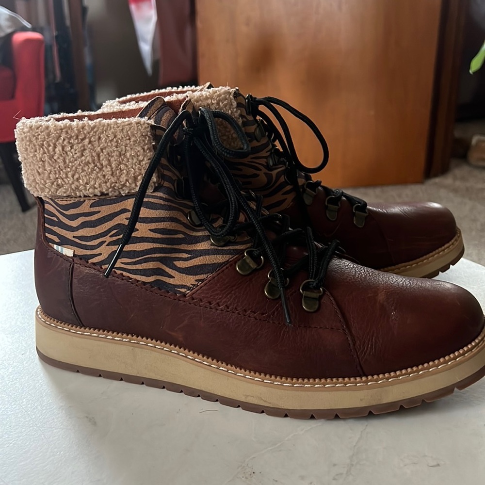 Like new waterproof Toms boots!